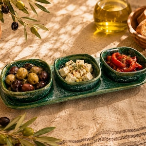Pelle à collations glacée verte mouchetée de blanc | Plat de service en céramique fait main | Plateau à collations rustique en grès | Plateau de chips et de trempettes