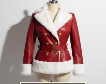 Handgemaakt rood kerstman bikerjack in lederlook | Rand van imitatiebont