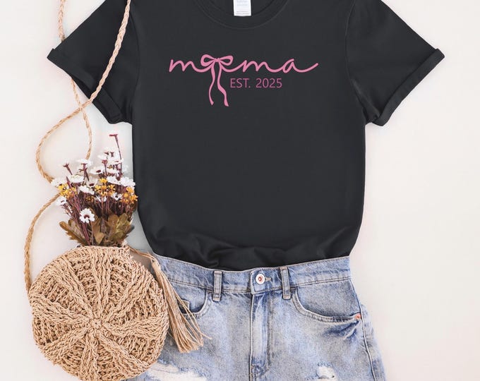 Mama Est T-Shirt: Personalized Mom Gift