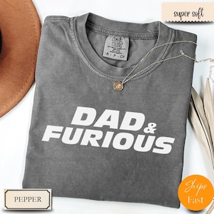 Comfort Colors® Dad & Furious シャツ - 面白い父の日ギフト - 車好きのお父さんTシャツ - ファストライドパパTシャツ - ユーモアのあるマッスルカーパパシャツ