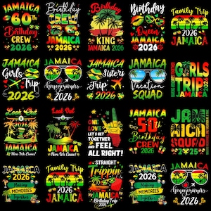 Può includere: Una collezione di grafiche colorate con testi a tema Giamaica, tra cui frasi come "Birthday Crew", "Family Trip" e "Vacation Squad". I disegni presentano i colori della bandiera giamaicana e immagini tropicali.