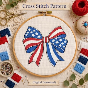 Pode incluir: Um padrão de ponto cruz com um design de laço patriótico em vermelho, branco e azul, com estrelas e listras. O design é exibido em um bastidor de bordado de madeira, com o texto "Cross Stitch Pattern" e "(Digital Download)".