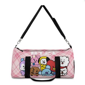 BTSファンのためのBT21ダッフルバッグ - K-POPダッフルバッグ、旅行用ジムバッグ、韓国ポップミュージックコンサートグッズ、BT21キャラクターキャリーオン、アーミーギフト