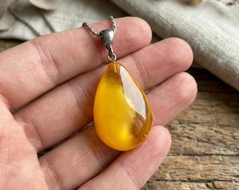 Colgante de ámbar báltico color miel en plata de ley 925, collar de lágrima amarilla, piedra preciosa de succinita natural, joyería artesanal en forma de pera.