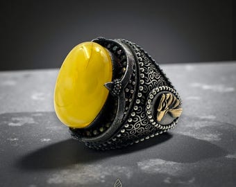 Anillo de ámbar báltico amarillo con símbolo sufí de Derviche Giratorio en plata de ley 925. Joyería artesanal para hombre. Anillo de atención plena.