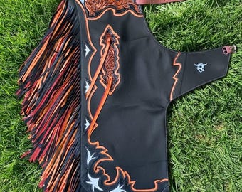 Maßgefertigte, handgefertigte Bullenreit-Chaps aus Leder – Western-Rodeo-Ausrüstung mit Fransen | Maßgefertigte Rodeo-Chaps mit floralem Muster | Arena Edge Bullenreit-Chaps