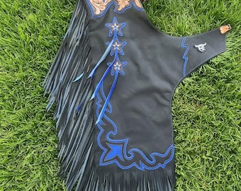 Maßgefertigte, handgefertigte Bullenreit-Chaps aus Leder – Western-Rodeo-Ausrüstung mit Fransen | Maßgefertigte Rodeo-Chaps mit floralem Muster | Arena Edge Bullenreit-Chaps