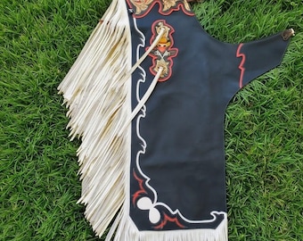 Maßgefertigte, handgefertigte Bullenreit-Chaps aus Leder – Western-Rodeo-Ausrüstung mit Fransen | Maßgefertigte Rodeo-Chaps mit floralem Muster | Arena Edge Bullenreit-Chaps
