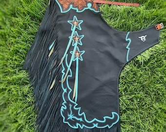 Maßgefertigte, handgefertigte Bullenreit-Chaps aus Leder – Western-Rodeo-Ausrüstung mit Fransen | Maßgefertigte Rodeo-Chaps mit floralem Muster | Arena Edge Bullenreit-Chaps