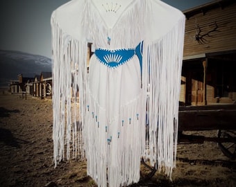Handgemaakte witte leren trouwjurk met lange franje met riem van botkralen, Indiaanse damesjurk, traditionele jurk Native Regalia