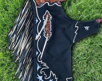 Maßgefertigte, handgefertigte Bullenreit-Chaps aus Leder – Western-Rodeo-Ausrüstung mit Fransen | Maßgefertigte Rodeo-Chaps mit floralem Muster | Arena Edge Bullenreit-Chaps