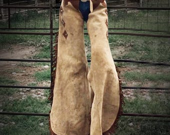 Ręcznie robione kowbojskie czapsy w kolorze beżowym ze skóry zamszowej z frędzlami w stylu rodeo damskie czapsy w stylu western | Leginsy w stylu western kowbojskie skórzane czapsy | Strój BOHO