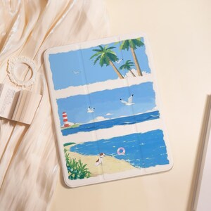 Könnte beinhalten: Weiße Tablet-Hülle mit einer Strand-Szene-Illustration. Das Design zeigt einen blauen Himmel, Palmen, Möwen, einen Leuchtturm und einen Hund an einem Sandstrand. Ein rosa aufblasbarer Ring schwimmt im Wasser.