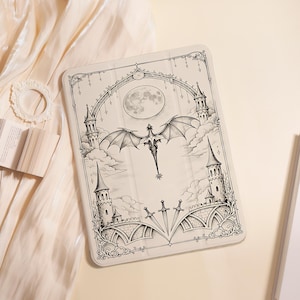 Könnte beinhalten: Eine rechteckige Tablethülle mit einer schwarz-weißen Strichzeichnung eines Drachen, der über einer Burg mit Türmen, Wolken, einem Vollmond und drei nach oben gerichteten Schwertern fliegt, alles eingerahmt in einem verzierten Torbogen-Design.