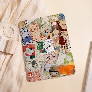 Może przedstawiać: Kolorowe etui na tablet pokryte różnymi naklejkami z kreskówek, w tym kotami, królikami i innymi fantazyjnymi postaciami. Etui ma kolażowy design ze znaczkami i japońskim tekstem.