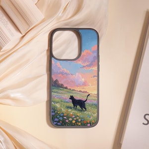 Könnte beinhalten: Handyhülle mit Landschaftsdesign, die eine schwarze Katze in einem Feld mit Wildblumen unter einem Sonnenuntergangshimmel zeigt. Das Gehäuse hat einen grauen Rand und einen Kameraausschnitt. Der Himmel zeigt rosa und blaue Farben.