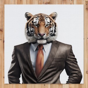 Può includere: Stampa su tela raffigurante una testa di tigre su un corpo umano, vestito con un abito gessato marrone, camicia bianca e cravatta arancione. L'opera ha un tema surreale e antropomorfo.