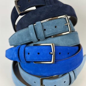 Handgemaakte suède riem, verkrijgbaar in 4 blauwe tinten: Sky, Indigo, Baby en Night. Echt lederen accessoire. Een perfect cadeau voor je vriendin.