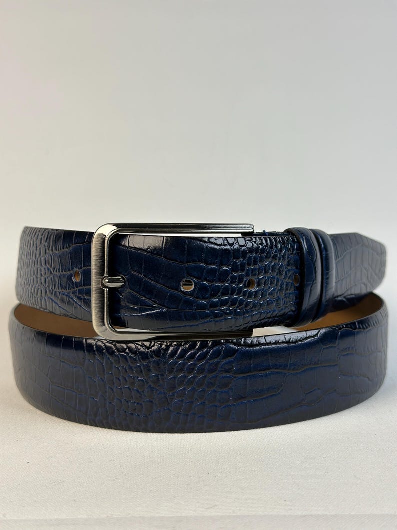 Ceintures en cuir de crocodile haut de gamme. Couleurs rouge, bordeaux, olive, bleu, marron, noir, bleu marine, vert et beige. Cadeaux uniques pour elle. image 18