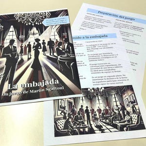 Peut inclure: Une illustration en noir et blanc d'un groupe de personnes dans une pièce avec un lustre. Le texte "La embajada" est écrit en gros caractères en bas de l'image. Le texte "Un juego de Martín Sgattoni" est écrit en caractères plus petits sous le premier texte.