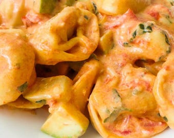 Receta de tortellini en salsa de tomate cremosa / Pasta con queso fácil / Descarga PDF imprimible