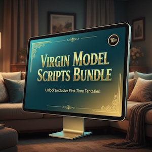 Op de afbeelding: Een digitaal scherm toont de tekst "VIRGIN MODEL SCRIPTS BUNDLE" in gouden letters op een turquoise achtergrond. Het scherm is gemonteerd op een gouden standaard. De afbeelding is gemaakt in een woonkamer met een bank en een lamp.