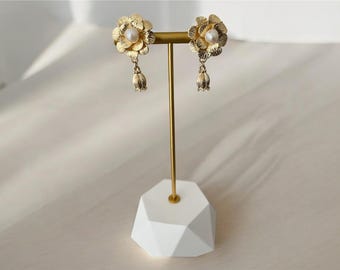 ヴィンテージ風花柄パールドロップピアス：ゴールドフラワーコンバーチブルジュエリー