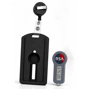 Könnte beinhalten: Ein schwarzer Ausweishalter mit einer einziehbaren Rolle und einem kleinen grauen RSA-Sicherheitstoken. Das Token zeigt den Text "RSA" und eine Reihe von Zahlen an. Der Ausweishalter hat eine schlüssellochförmige Öffnung.