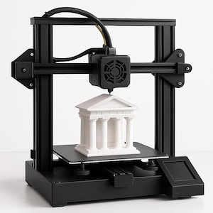 Könnte beinhalten: Ein schwarzer 3D-Drucker druckt aktiv ein weißes Miniaturgebäude mit Säulen. Der Drucker hat eine rechteckige Basis, vertikale Stützen und einen horizontalen Arm mit einer Düse. Das gedruckte Gebäude ist ein klassisches Design.