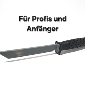 Könnte beinhalten: Ein graues und schwarzes Universalmesser mit einem schwarzen, strukturierten Griff. Der Text "Für Profis und Anfänger" ist im Bild sichtbar.