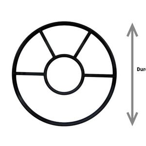 Puede incluir: Objeto circular negro con un diseño segmentado. El objeto tiene un círculo central y está dividido en secciones. El texto de la imagen indica un diámetro de aproximadamente 13,3 cm.