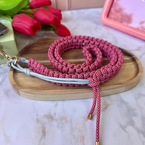 IMPERIAL PINK en BLUE telefoonbandje – Paracord handsfree koord – Handgemaakt smartphone accessoire – macramé weven