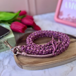 Paris Rose telefoonbandje – handgemaakte frambozenroos macramé – paracord koord – chique smartphone accessoire