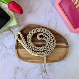 Golden Sun telefoonbandje – Goudgeel/beige macramé – Duurzaam paracord – Chique handgemaakte accessoire