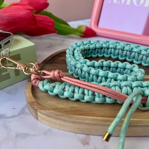Mint glitter telefoonbandje – Zeegroen & perzik macramé – Handgemaakt koord – Origineel smartphone accessoire