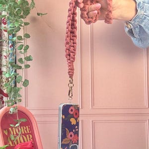 Sangle Téléphone Bohème Rose – Douceur & Style Romantique