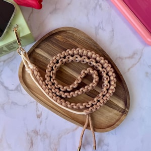 Metallic Peach telefoonbandje – Vanille macramé koord – Chique en handgemaakte smartphone accessoire – Duurzaam paracord