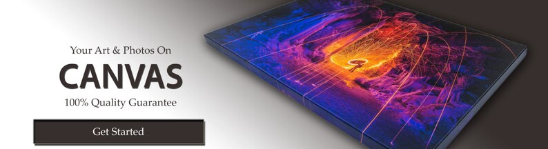 K&ouml;nnte beinhalten: Ein Leinwanddruck zeigt ein lebendiges, abstraktes Bild mit feurigen Orange- und Gelbt&ouml;nen im Zentrum, umgeben von tiefen Blau- und Lilat&ouml;nen. Der Text "Your Art & Photos On CANVAS" ist &uuml;ber der Schaltfl&auml;che "Get Started" zu sehen.