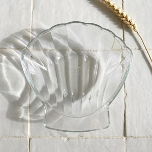 Vintage Shell Glass Dish 1970s French Pressed Glass Shell Bowl Jewelry Dish – Coupelle coquillage vintage en verre années 70 vide-poche