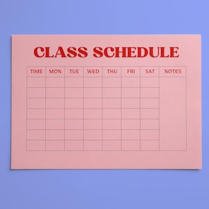Könnte beinhalten: Ein rechteckiges, rosafarbenes Blatt Papier mit einem aufgedruckten Stundenplan und rotem Text am oberen Rand. Das Raster enthält Spalten mit der Beschriftung TIME, MON, TUE, WED, THU, FRI, SAT und NOTES sowie dünne schwarze Linien für Zeilen.