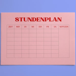 Könnte beinhalten: Ein rechteckiger, rosafarbener Wochenplaner mit dem roten Schriftzug STUNDENPLAN am oberen Rand. Das Raster enthält Spalten mit den Bezeichnungen ZEIT, MO, DI, MI, DO, FR, SA und NOTIZEN, unterteilt durch dünne rote Linien für die Planung.