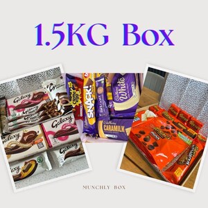 Puede incluir: Una caja llena de diversas barras de chocolate y dulces, incluyendo marcas como Galaxy, Reese's y Cadbury. La caja está etiquetada como "1.5KG Box". La imagen también incluye el texto "MUNCHLY BOX".