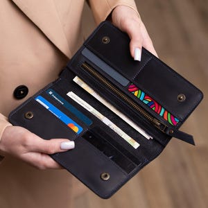 Cartera larga de cuero grabada, Cartera de cuero artesanal, Cartera personalizada para mujer, Cartera delgada de cuero plegable, Cartera larga personalizada