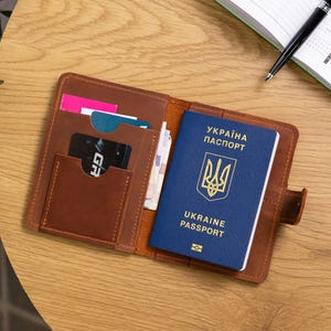 Personalisierter Passhalter, Lederpasshülle, Passhülle mit Gravur, Passhülle mit Initialen, Handgefertigter Reisepass