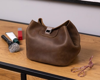 Leather travel cosmetic bag, Personalized cosmetic bag, Large leather makeup bag, Cosmetic storage bag, Leather toiletry bag womens