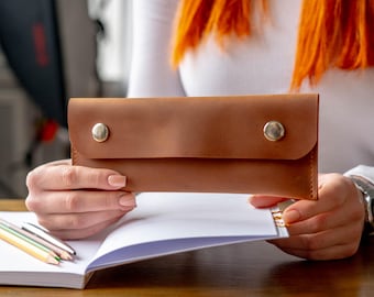 Personalized leather pencil case, Pen case with monogram, Custom pen case, Pen storage pouch, Leather pen sleeve engraved, Leather pen bag