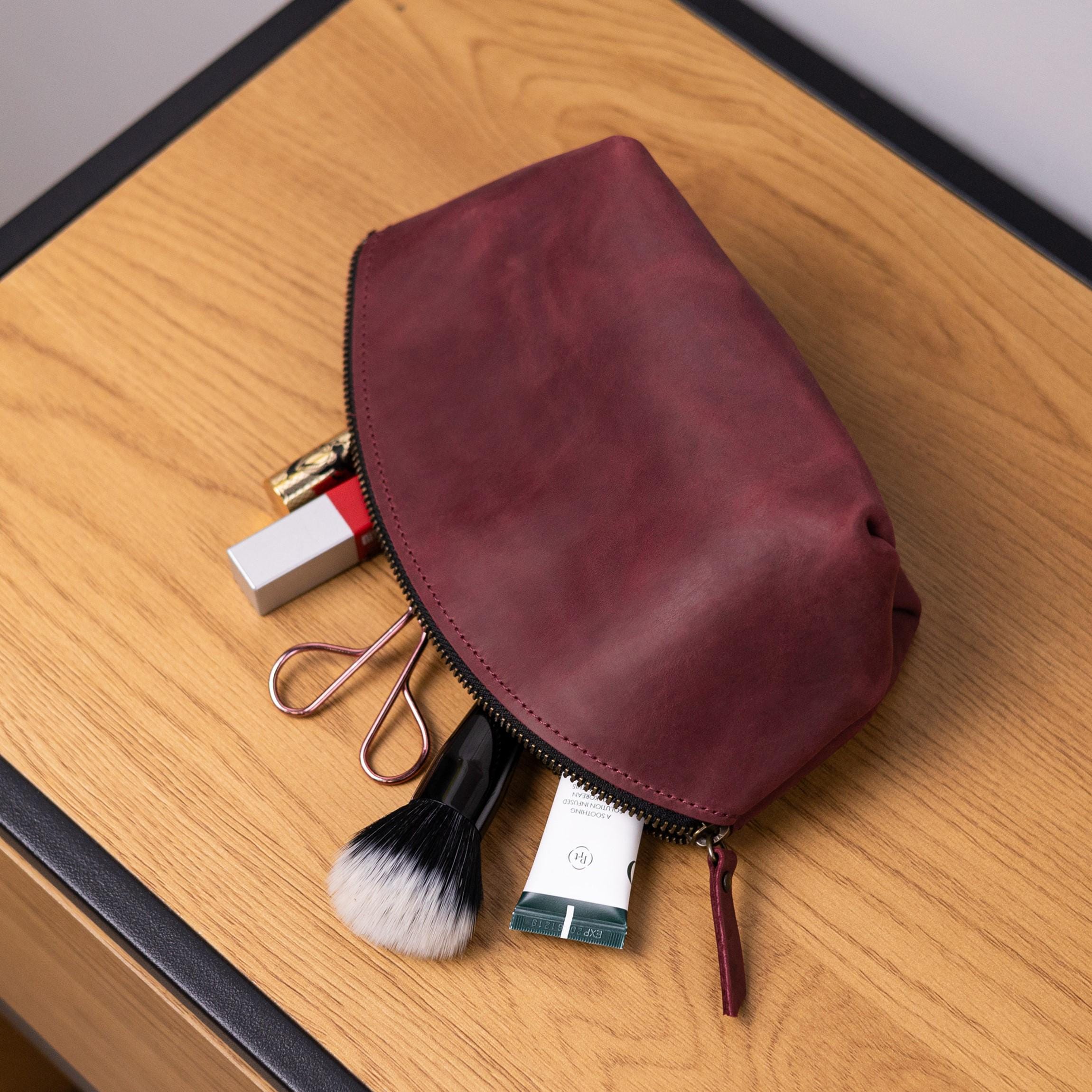 Bolsa de maquillaje de cuero con monograma, Bolsa de cosméticos de cuero, Bolsa de maquillaje personalizada, Bolsa de maquillaje con cremallera, Bolsa de cosméticos de cuero hecha a mano