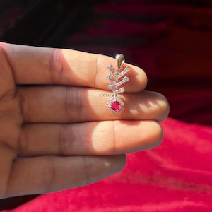 Colgante de moissanita de 0,48 con diamante y circonita cúbica en forma de cojín en oro rosa de 14 kt. Regalo para ella.