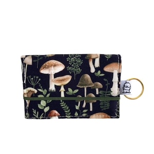 Cartera minimalista para tarjetas amantes de los hongos y estuche de identificación, billetera para tarjetas de tela unisex, billetera vegana, estuche para tarjetas veganas, estampado de hongos Cottage Core