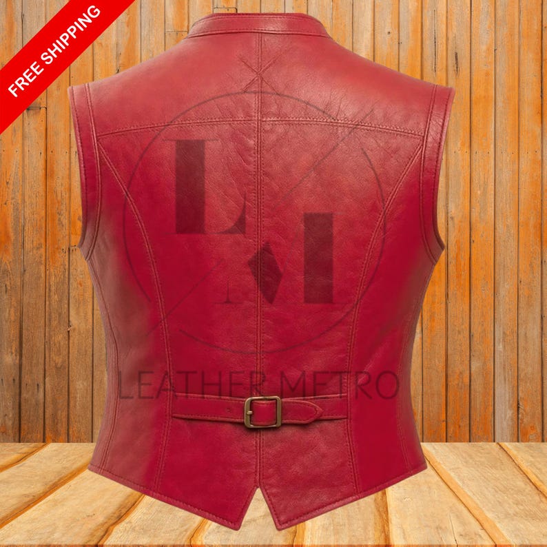 Pode incluir: Um colete de couro vermelho com fecho de fivela e um design decorativo nas costas. O colete tem um corte sob medida e um estilo cl&aacute;ssico. O texto "LEATHER METRO" &eacute; vis&iacute;vel na parte inferior do colete.